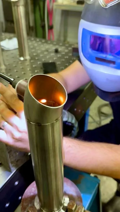 Welding a tubular component in the Duqueine workshop